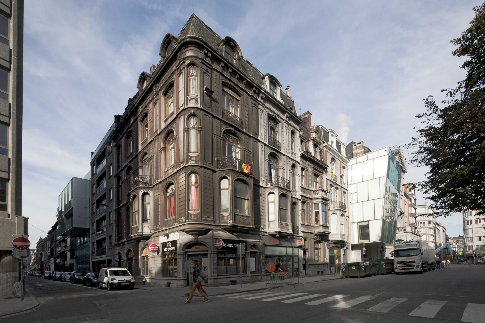 Von Westen: Straßenecke mit der nach links abgehenden Rue des Carmes, wo sich ein weiterer Ergänzungsbau aus der Fassadenflucht schiebt