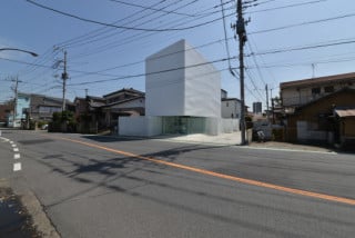 Das Wohnhaus mit Tiersalon liegt in der dicht bewohnten Stadt Soka, nordöstlich von Tokio