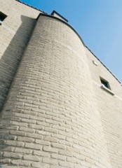 Eine künstliche Alterung erzeugt Gebrauchsspuren am Vormauerziegel Retro Casa Lena; bei diesem Objekt wurde die Ziegeloberfläche zudem in Creme-Weiß geschlämmt
