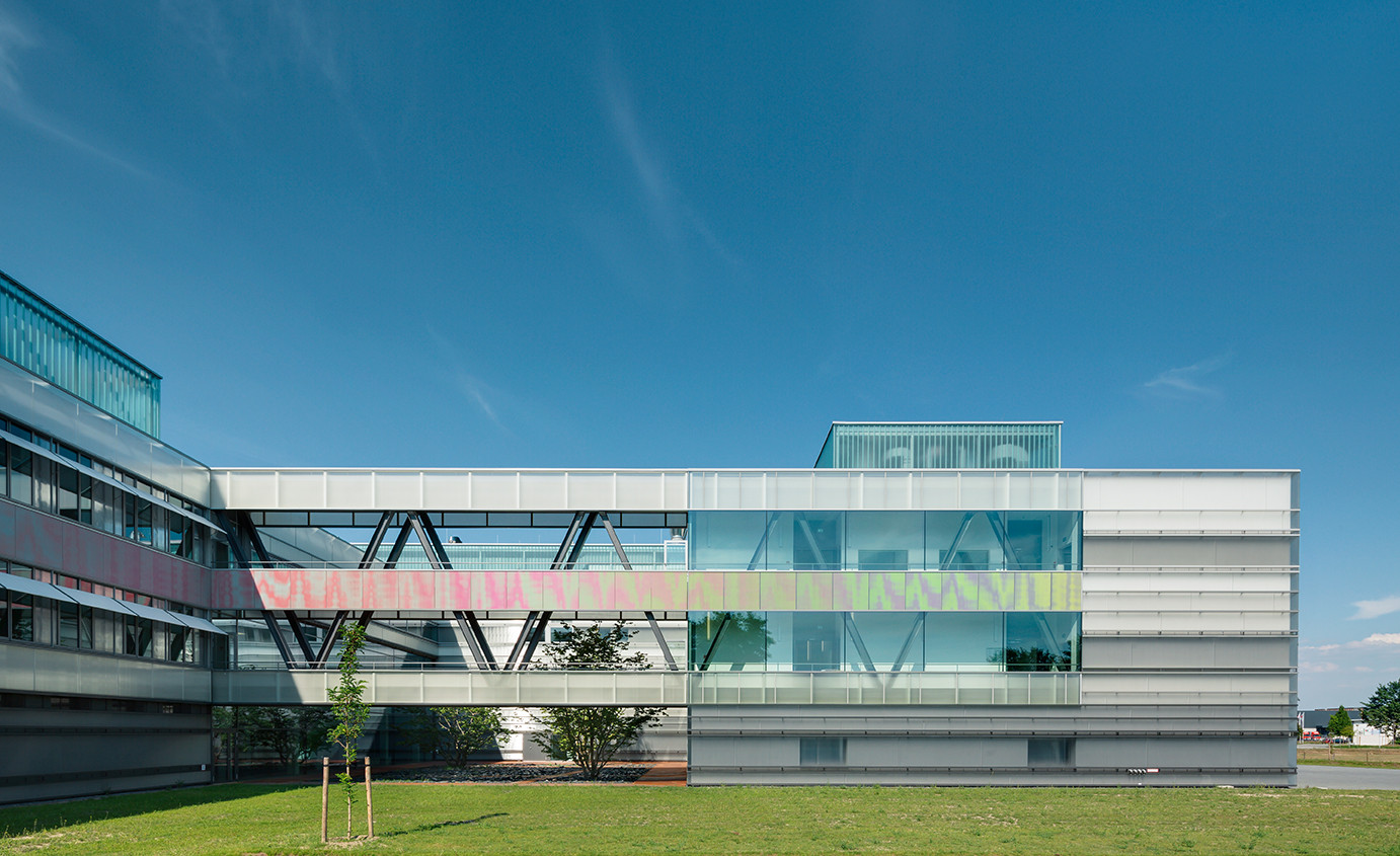 Ornamentglas und Kunst-am-Bau-Projekt aus farbig bedruckten Folien bilden eine Einheit