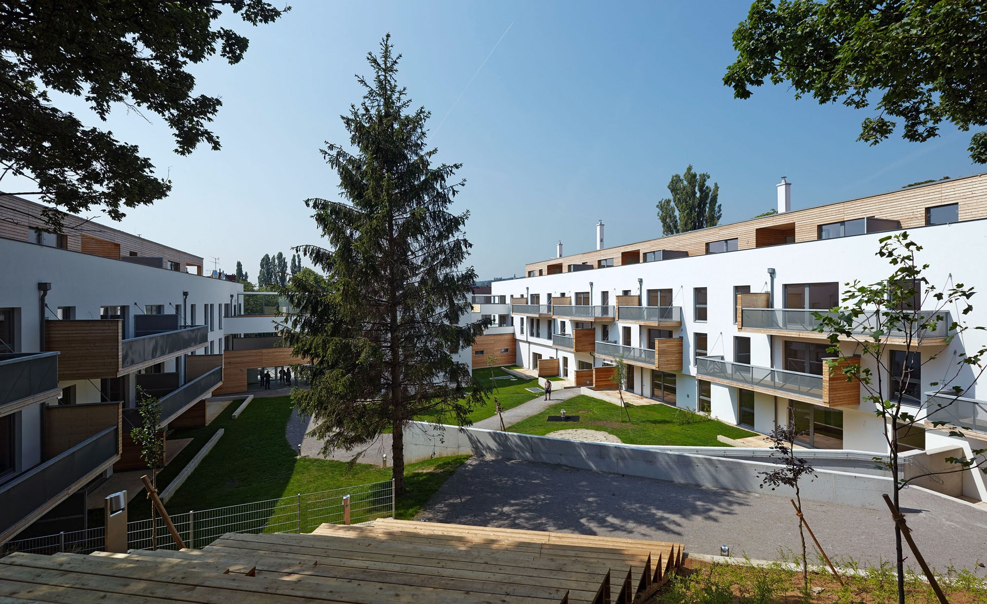 Die Wohnungen richten sich mit Balkonen oder Terrassen zum Hof
