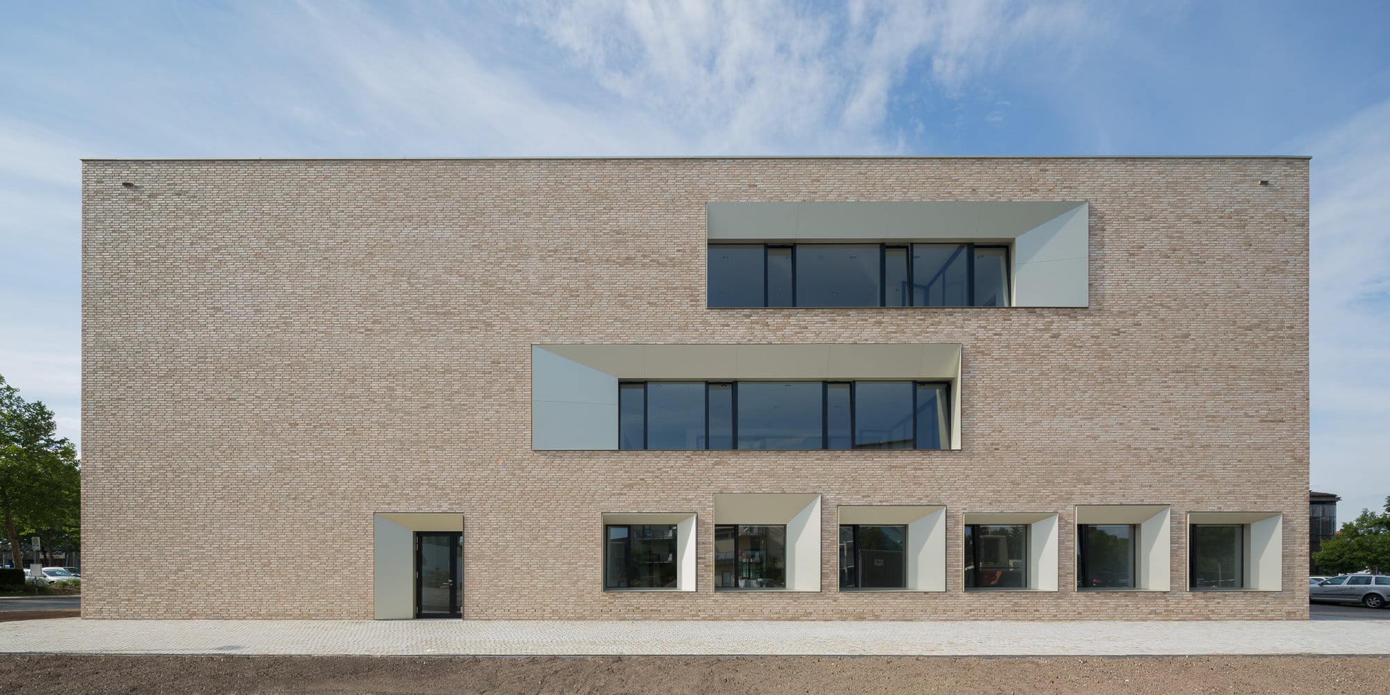 Nordfassade: Der Ortbetonbau mit einer präzise ausgeführten Vormauerschale aus Wasserstrichziegeln in zwei Farben, die im wilden Verband gemauert sind
