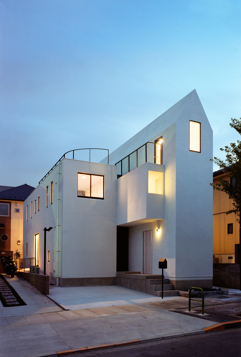 Der niedrigere Gebäudeteil ist in Beton errichtet und dient als Aussteifung für das gesamte Wohnhaus