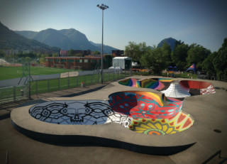 Die Farbgestaltung gliedert die Skatebahn in zwei Bereiche: Ornamentale Motive fassen die tiefen Becken zusammen, die länglichen erhalten gradientenhafte Farbabstufungen