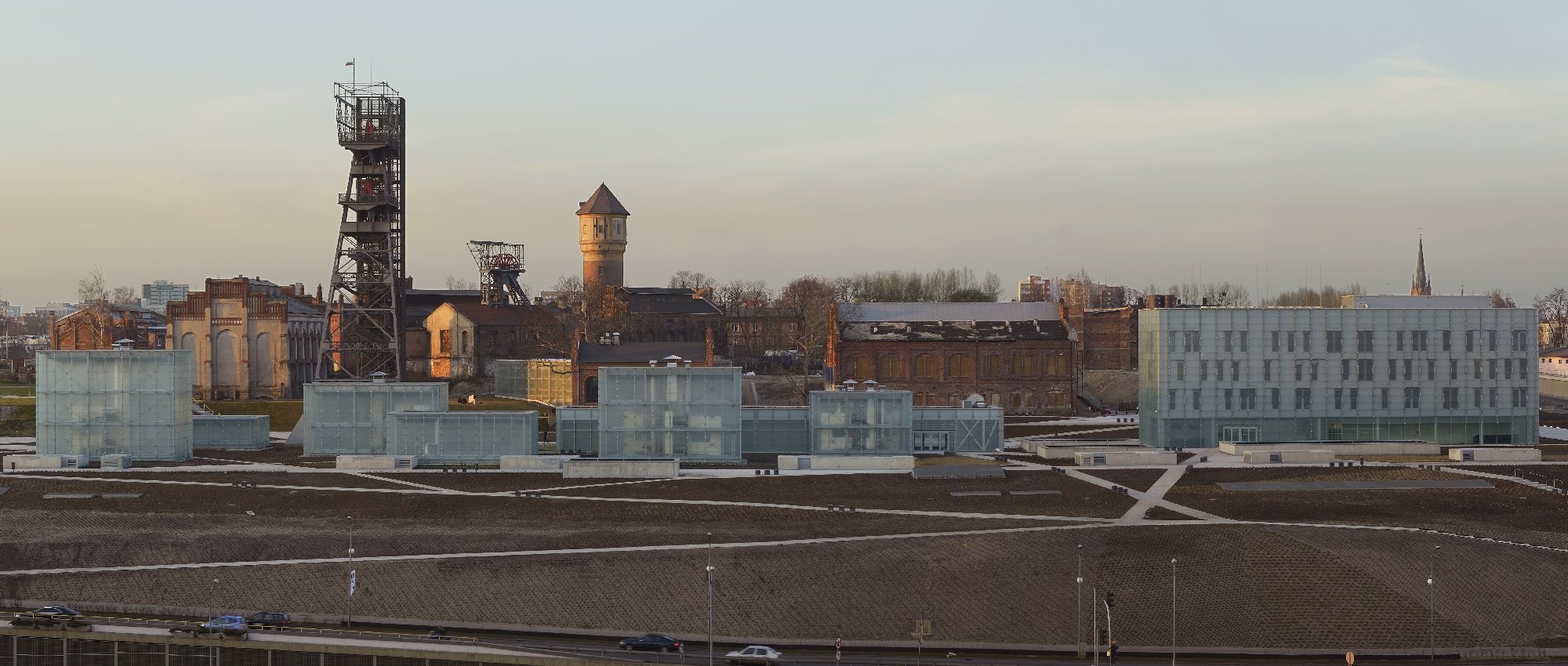 Statt das Industrieareal und seine historischen Gebäude mit einem dominanten Neubau abzuschotten, ordneten die Architekten die Ausstellungsfläche unterirdisch an