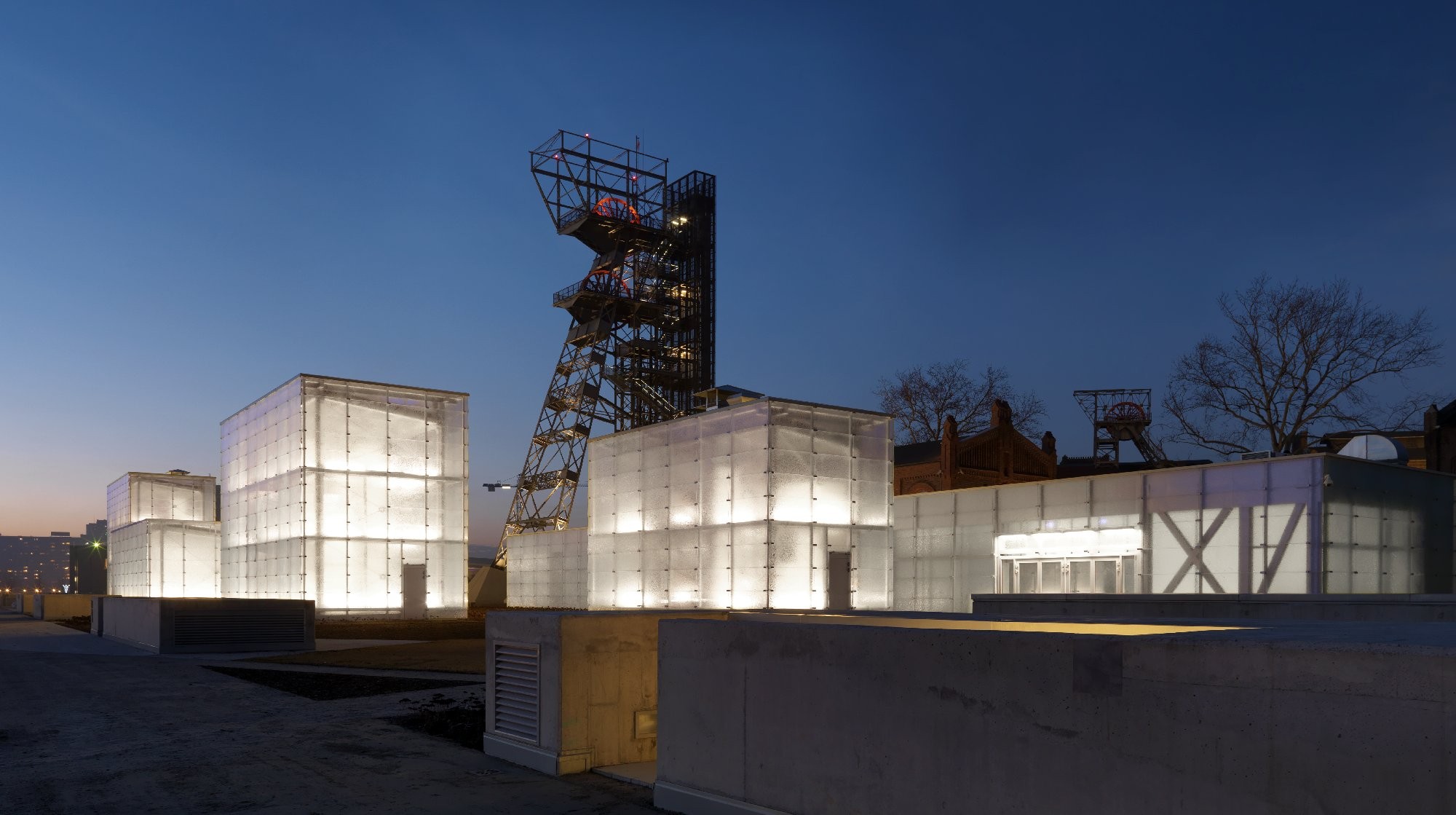 Von dem Museum sind lediglich einzelne Glaskörper zu sehen, die sich locker auf dem 2,7 Hektar großen Areal verteilen
