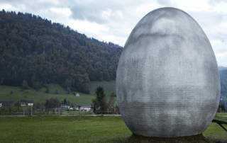 Das fast sechs Meter hohe Ei steht auf einer Wiese inmitten des Bregenzerwaldes nahe der Gemeinde Andelsbuch