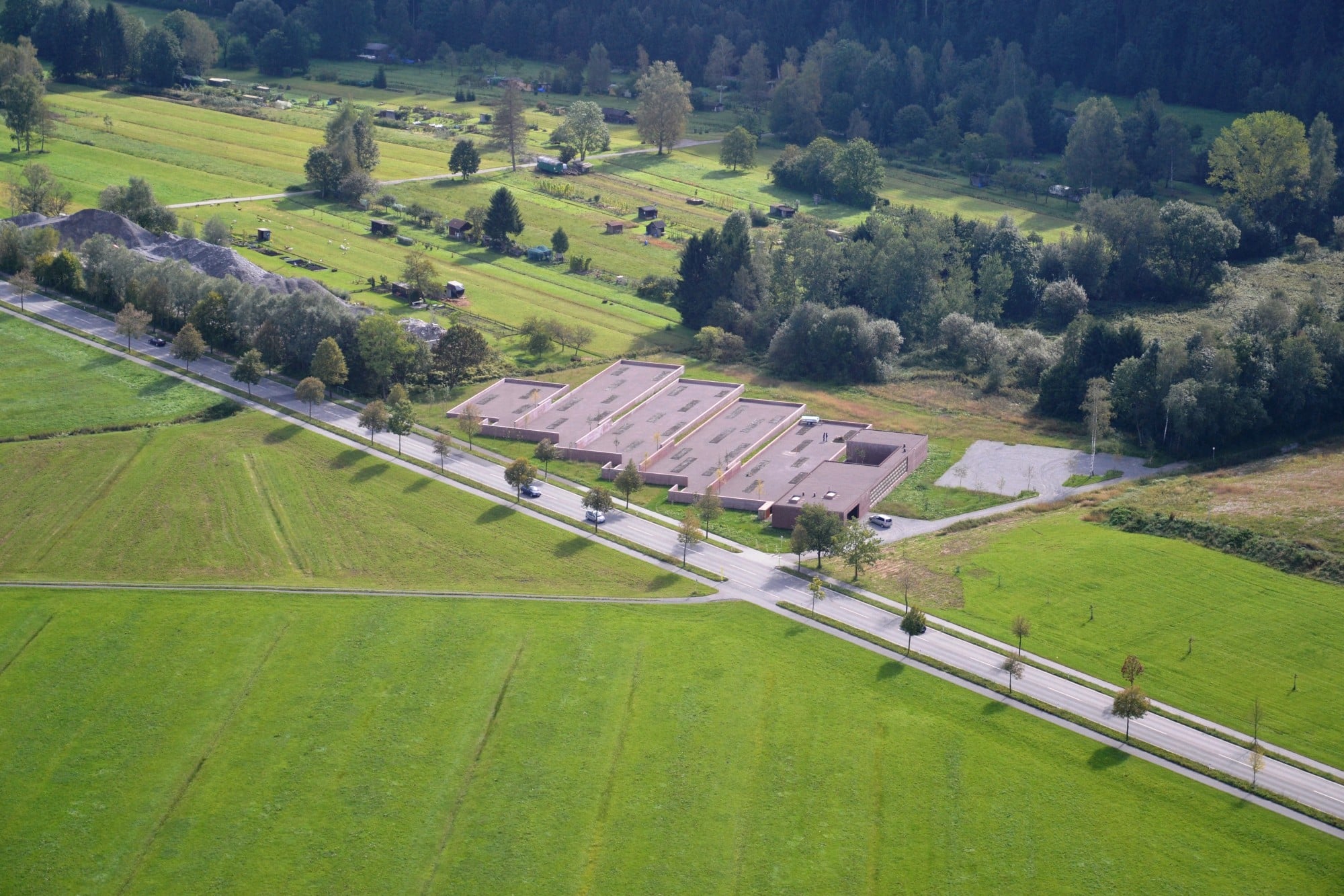 Blick von Nordwest: Der Islamische Friedhof liegt am Rande der Gemeinde Altach, seine fünf Grabfelder grenzen direkt an das Friedhofsgebäude (rechts)