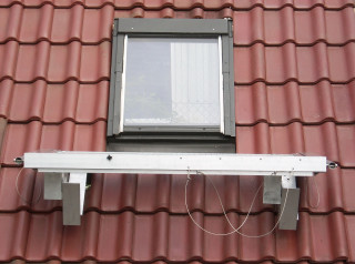 Der Dachausstieg als zweiter Rettungsweg eignet sich für Dachgauben und -fenster bei Steildächern mit einer Neigung zwischen 25 und 75 Grad