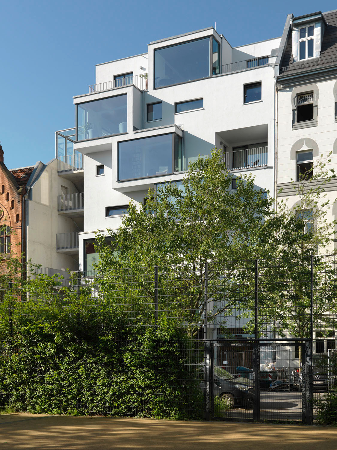 Die Höhe des Flachdachs zur Straße orientiert sich am östlichen Nachbarn