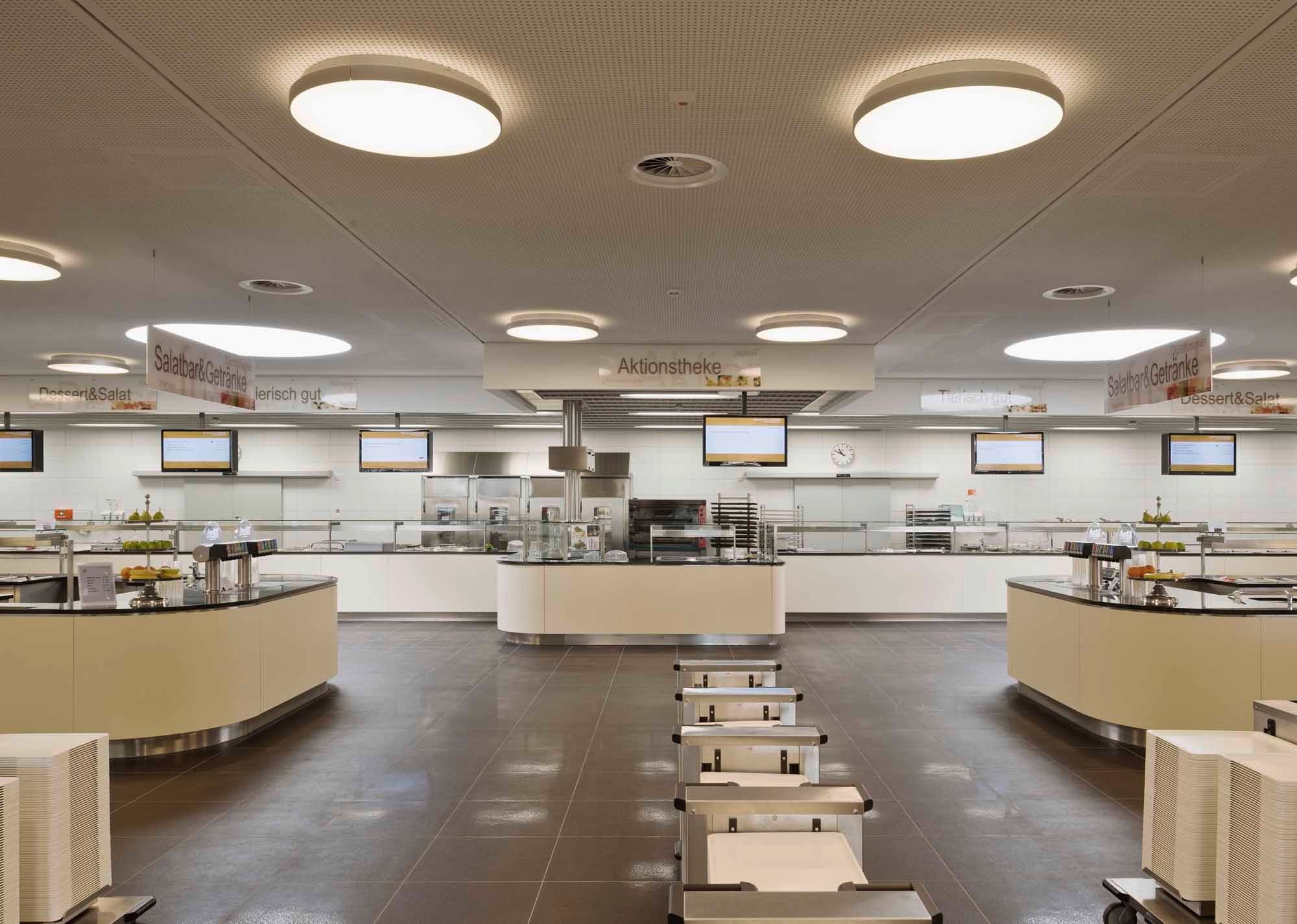 Der Ausgabebereich ist nach dem Free-Flow-Prinzip gestaltet, täglich können hier bis zu 5.000 Essen ausgegeben werden