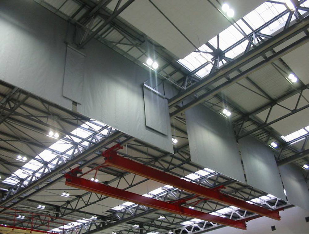 Beim Industrie- und Gewerbebau verursacht der Rauch aufgrund der hohen Raumhöhe weniger Personen-, als vielmehr Sachschaden.