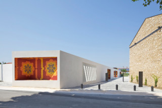 Haupteingang am Boulevard Perrier mit dem Pavillon links und der ehemaligen Scheune rechts