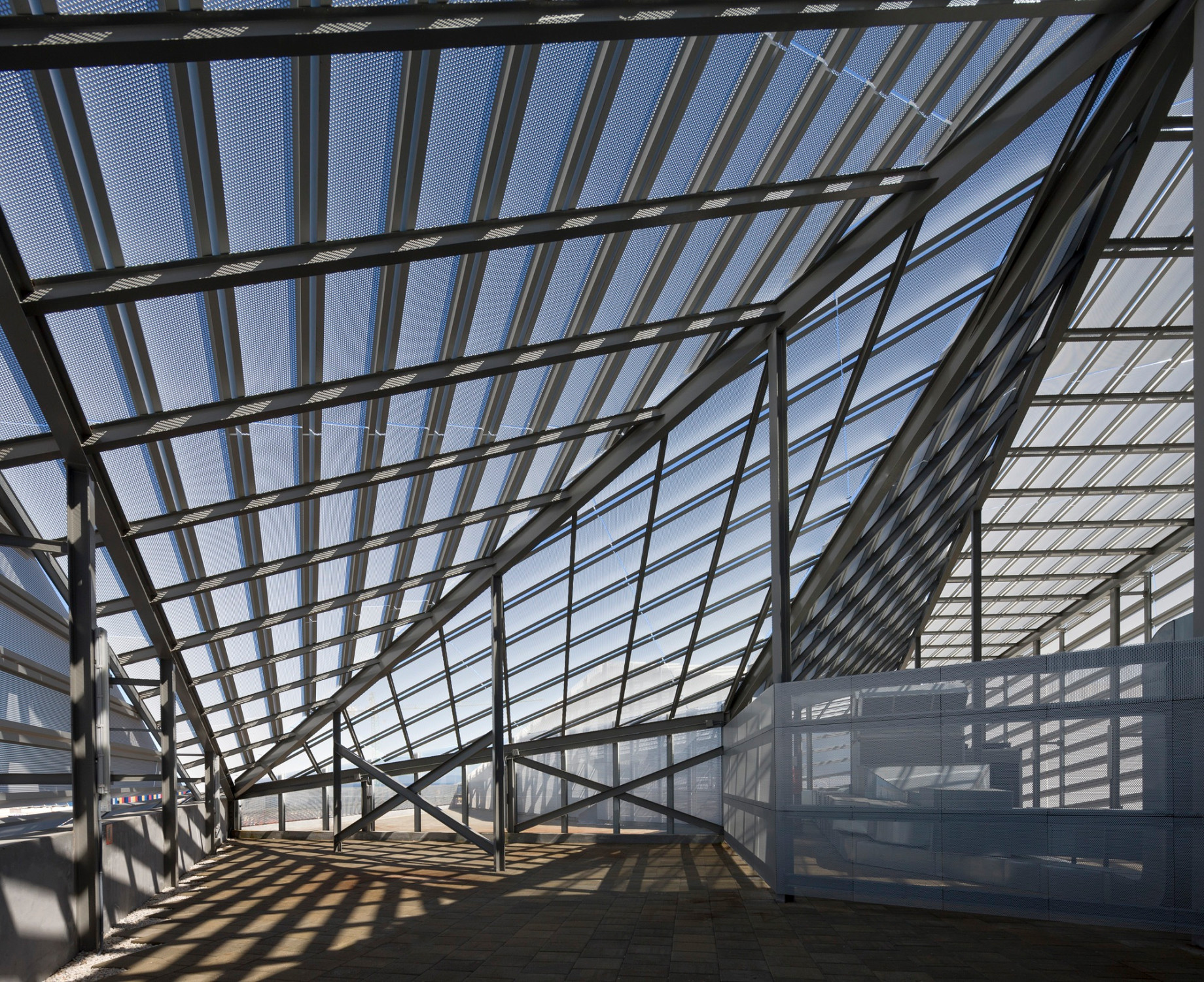Die Leseterrasse auf dem Dach der Bibliothek wird durch perforierte Aluminiumpaneele vor zu viel Sonne geschützt