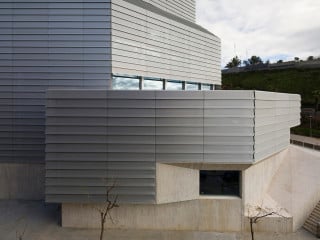 Ein massiver Sockel aus Stahlbeton passt sich den steilen Straßen an und bildet die Basis für die Ceuta Bibliothek