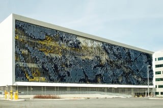 Dem Parkhaus des Eskenazi Health Hospitals wurde eine Fassade aus farbigen Aluminiumelementen vorgesetzt, deren Erscheinungsbild sich stetig ändert