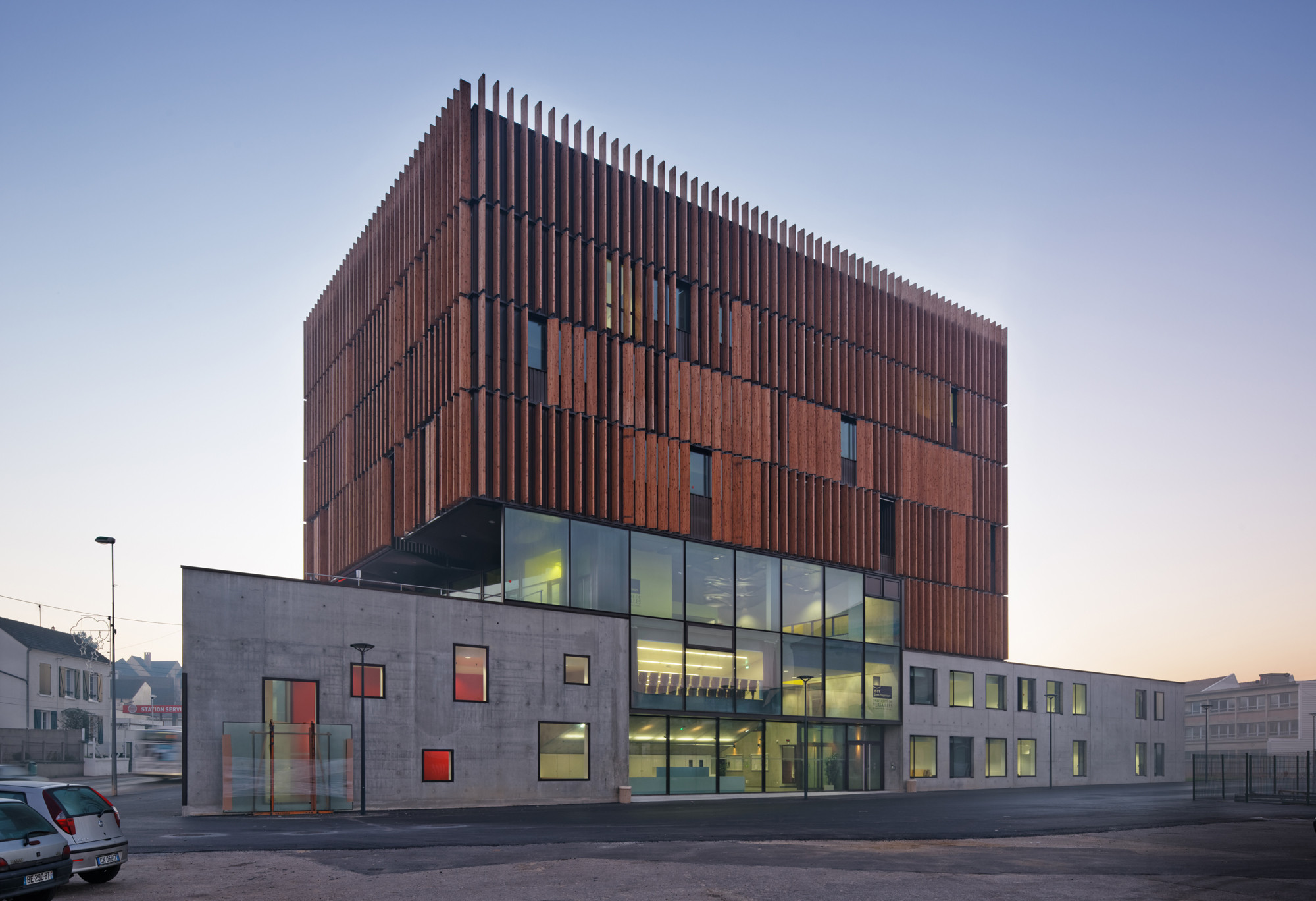 Hinter der großen Verglasung sind übereinander der Eingang, der Hörsaal und die Cafeteria sichtbar