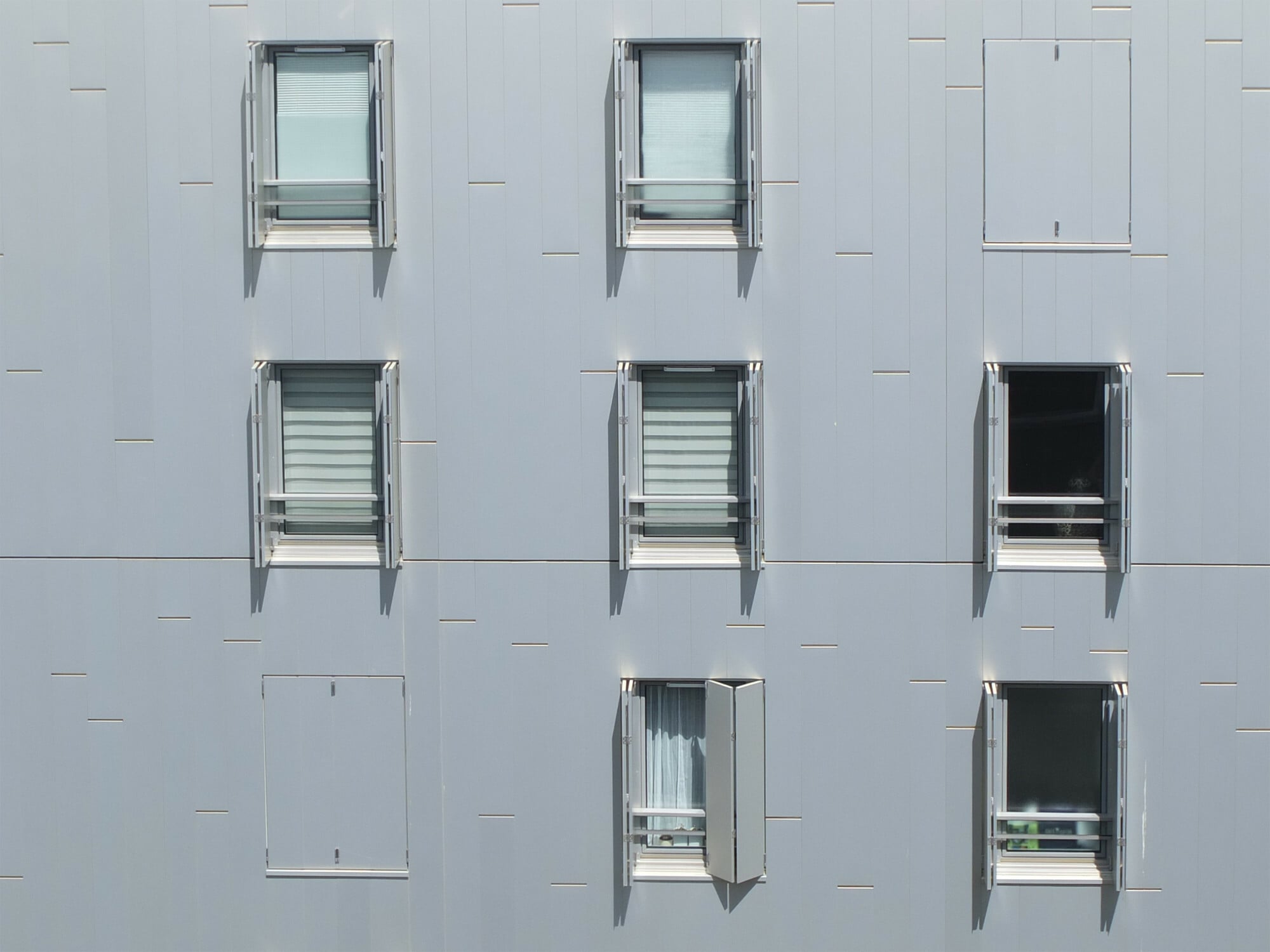 Moderne Fensterläden aus Metall