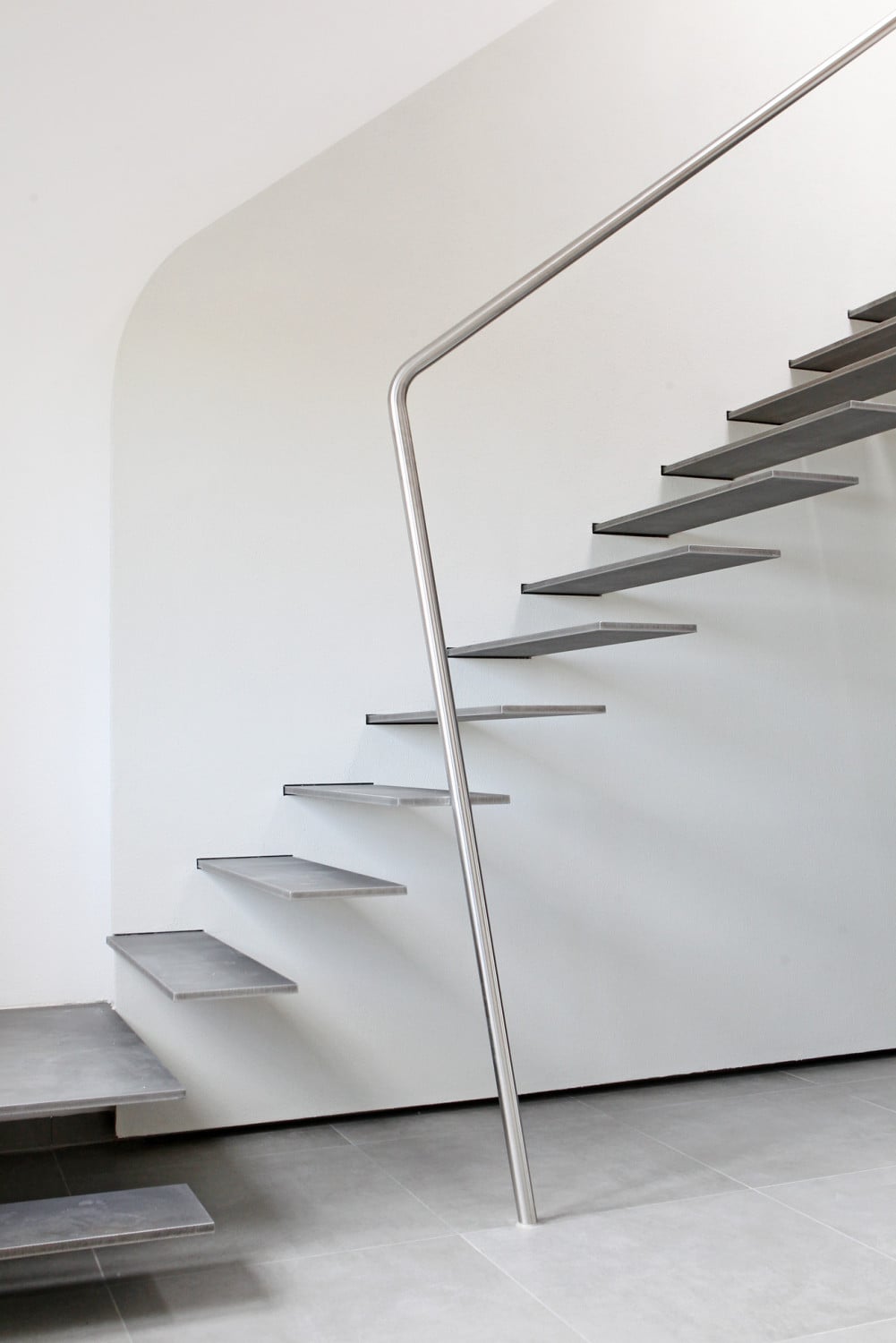 Die Befestigung verbirgt sich hinter einer der tragenden Wand vorgelagerten Schale aus OSB- und GK-Platten