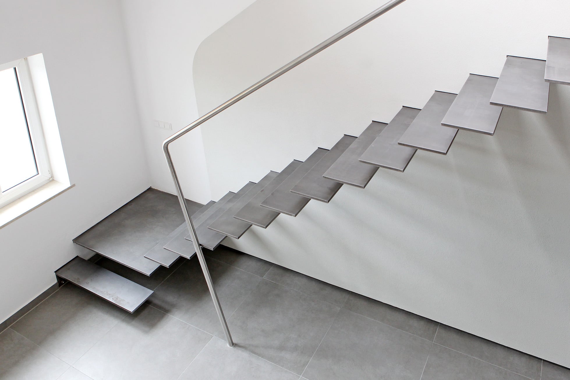 Nahezu unsichtbar sind die auskragenden Stufen der Treppe