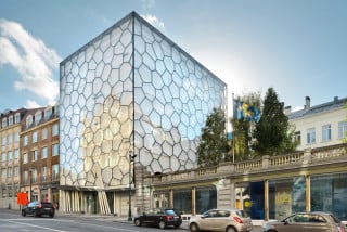 Das Parlamentsgebäude ist von einer Glasfassade mit unregelmaßiger Wabenstruktur umschlossen