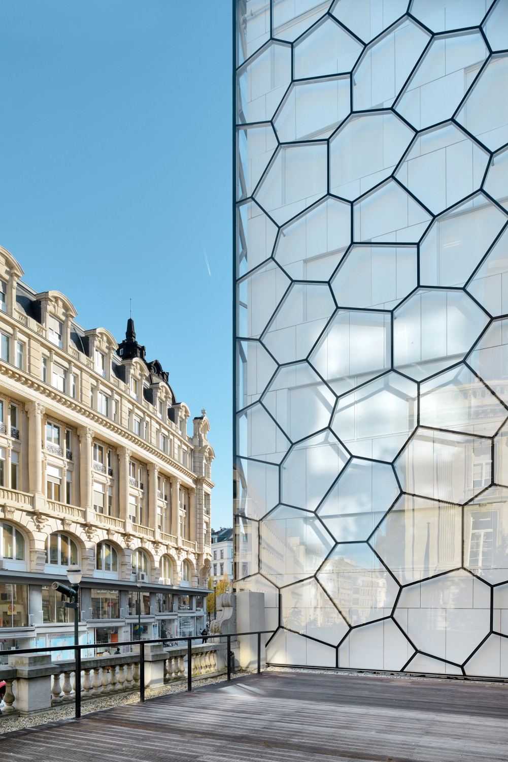 Die Lagerung und auch der Lastabtrag der Verglasung erfolgt über eine Structural-Glazing-Verklebung