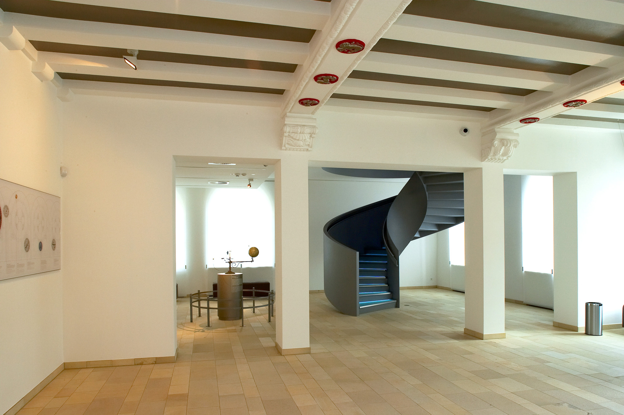 Eine gewendelte Stahltreppe verbindet die beiden Ausstellungsetagen