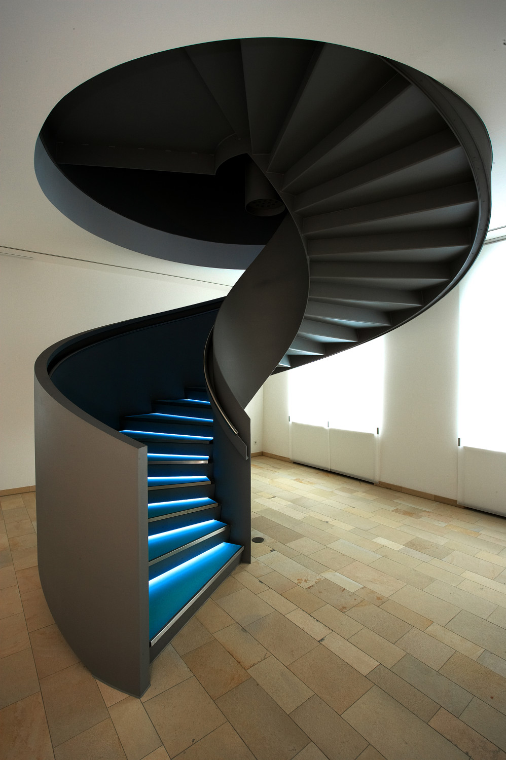 Je nach Beleuchtung erscheint die Wendeltreppe heller oder dunkler