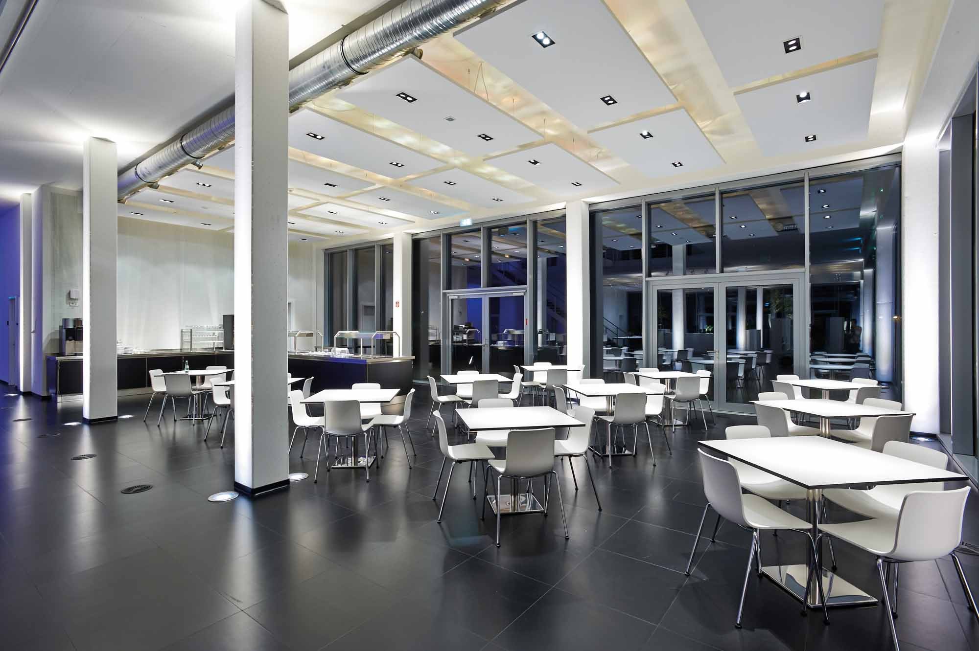 Im Süden geht das Atrium in eine Cafeteria mit angeschlossenen Außenbereich über