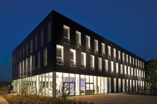 Das Dienstleistungszentrum umfasst knapp 2.000 m² Nutzfläche und erstreckt sich über drei Geschosse