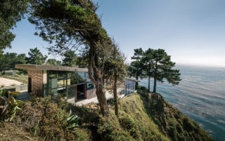 Oberhalb einer Klippe gelegen, bietet das Ferienhaus weite Blicke auf den Pazifischen Ozean
