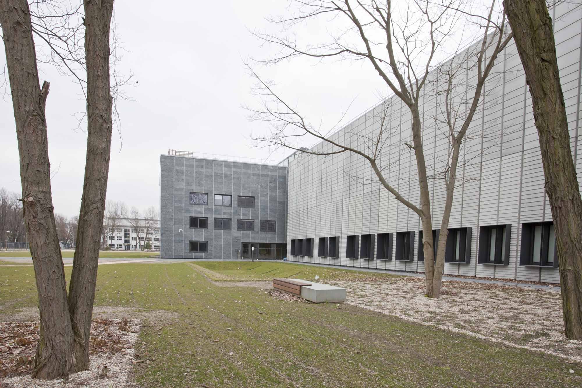 Ansicht Nordwest: Nur im Vorbau, dem sogenannten Verschlussstein, mit Eingang und dem Erdgeschoss befinden sich Fensteröffnungen
