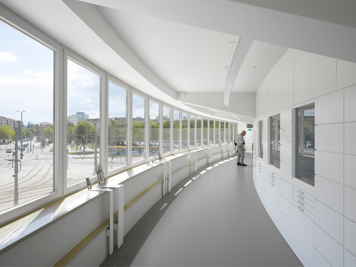 Der von den Architekten als Studienerker bezeichnete Gang zwischen der gebogenen Außenfassade und den Ausstellungsräumen