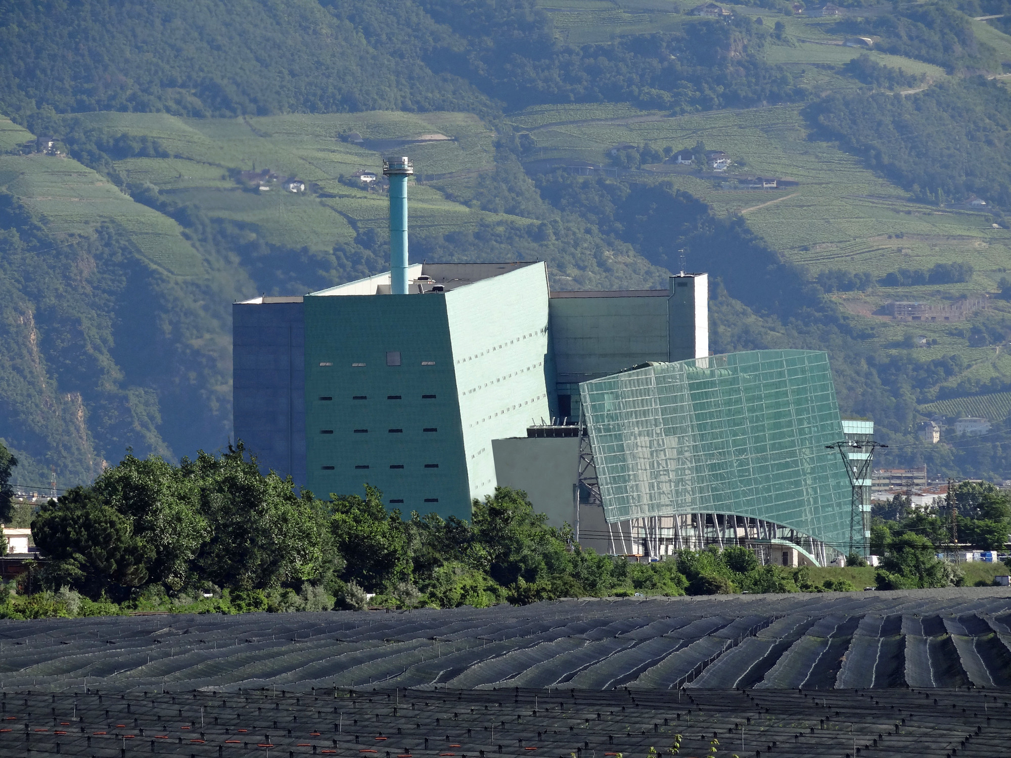 Rückseite: Mit einer leicht dekonstruktivistischen Formensprache hebt sich das Müllheizkraftwerk deutlich von anderen Bauten seiner Art ab (Südansicht)