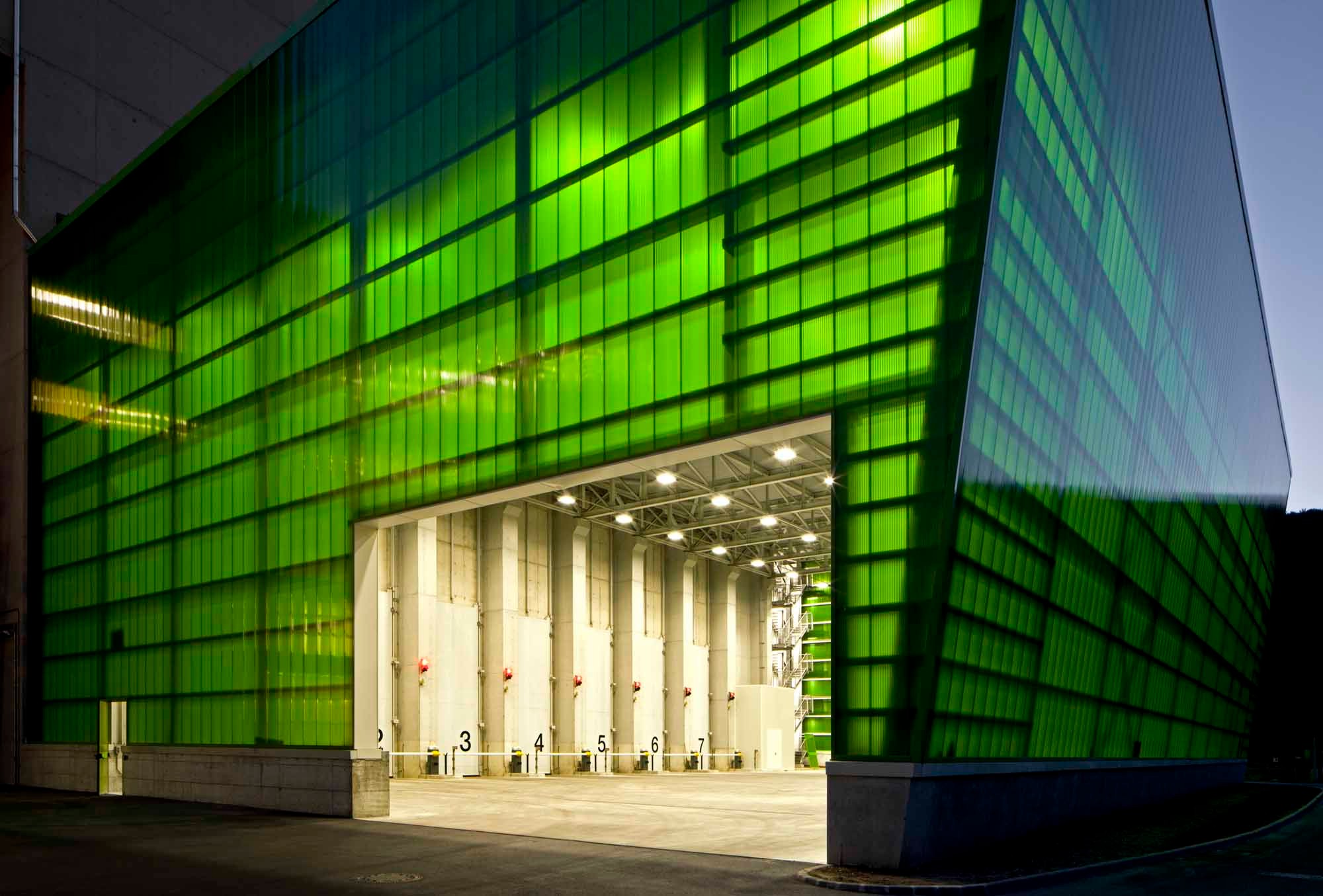 Blick in die Anlieferungshalle mit den sieben Müllbunkertoren