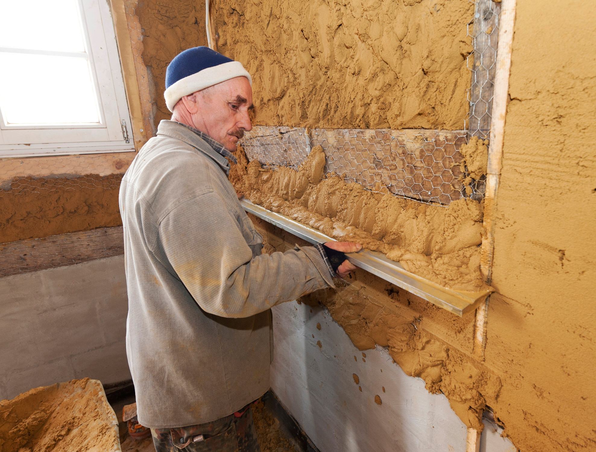 Der Lehmmörtel besteht ausschließlich aus Lehmpulver und Sand