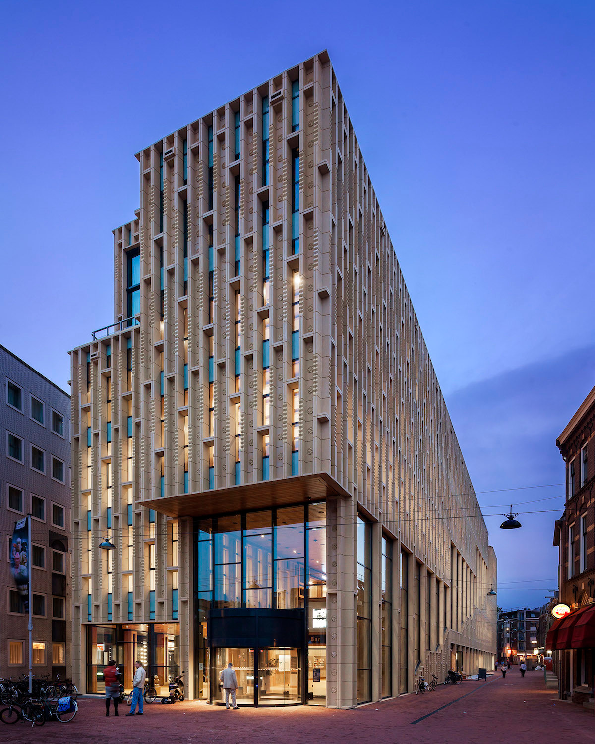 Der Haupteingang öffnet sich zur Ecke Bartokplein / Oeverstraat 