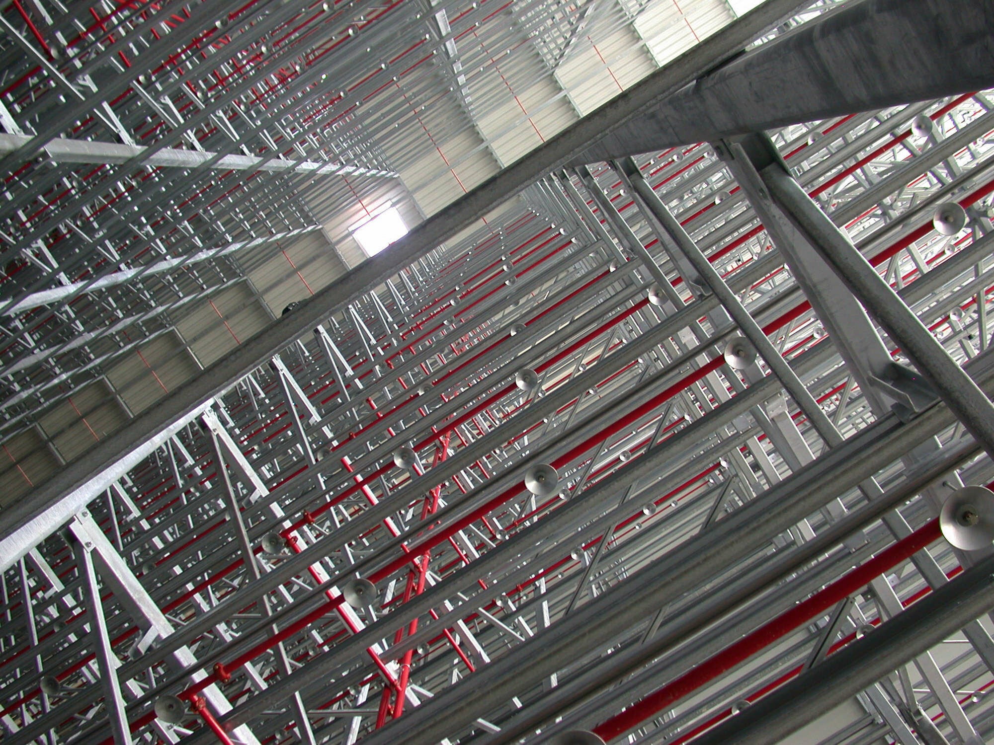 Hochregallager mit insgesamt über 100.000 Sprinklern