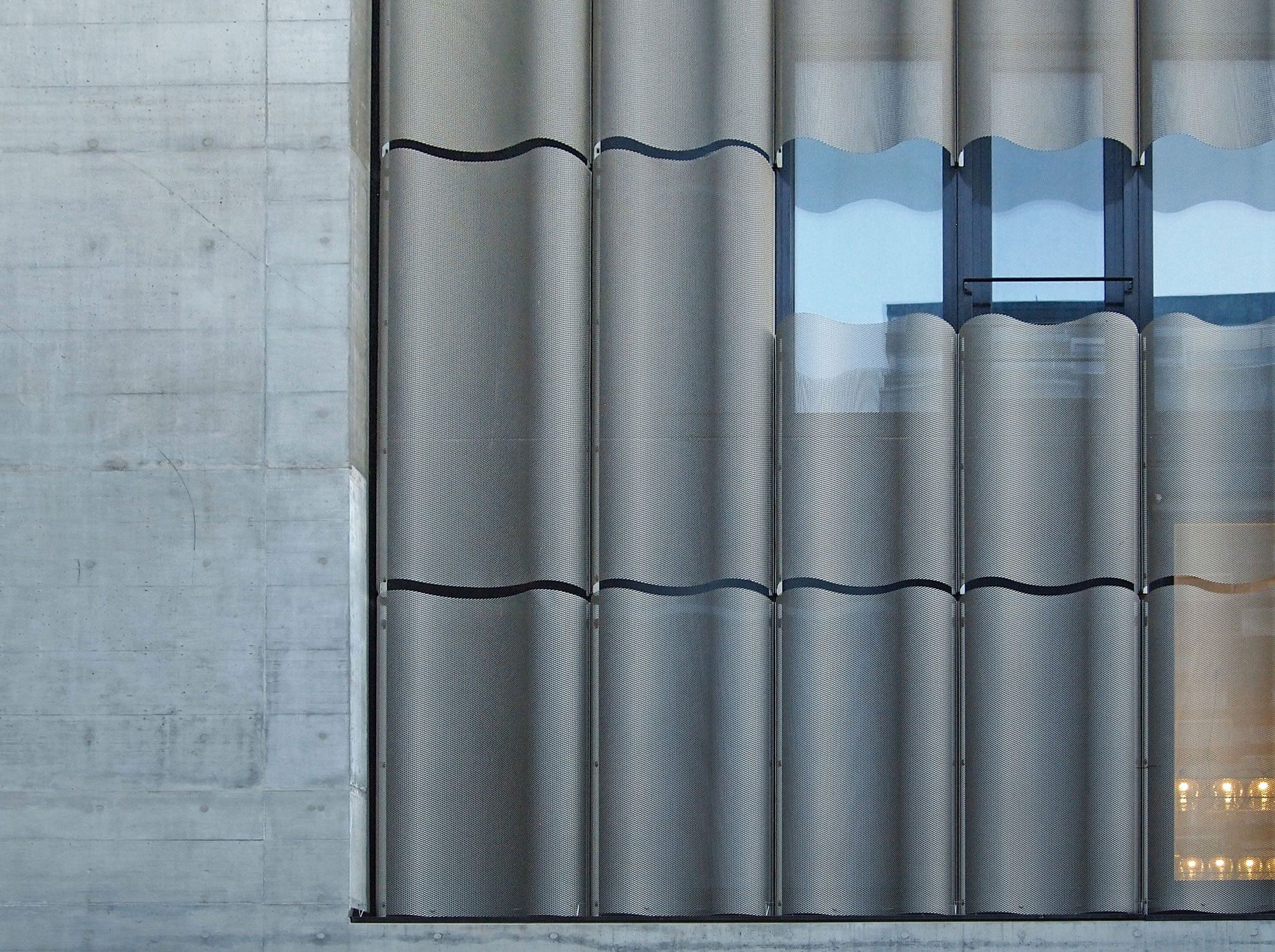 Detail der gewellten Streckmetallfassade