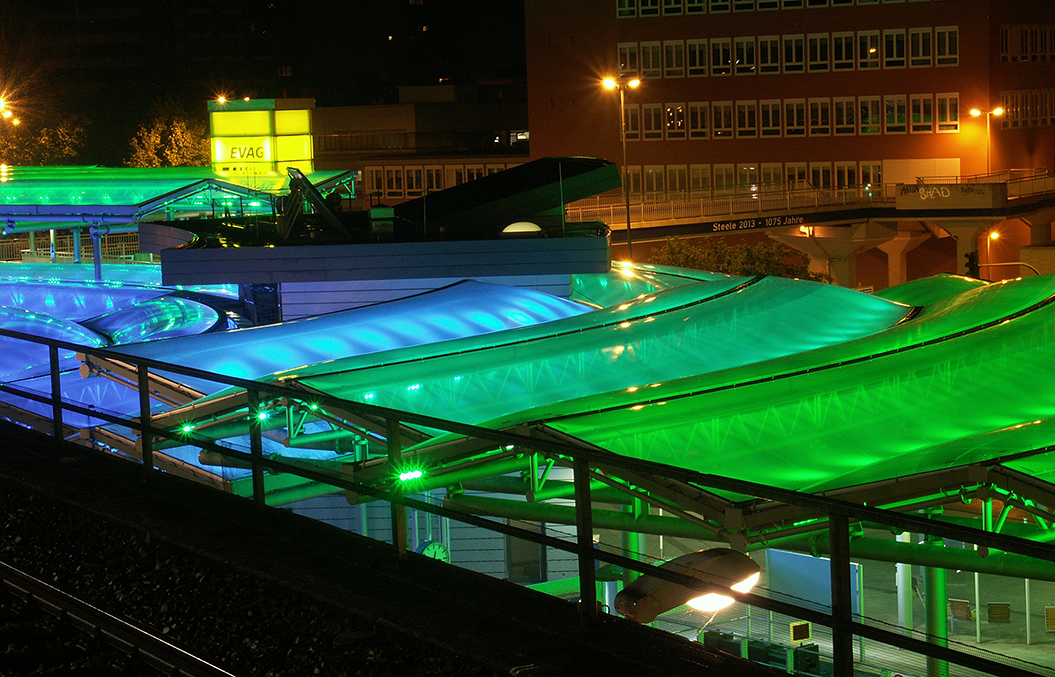 Das Tragwerk der Konstruktion besteht aus Stahl, die sich teilweise überlagernden Flächen sind aus ETFE-Luftkissen