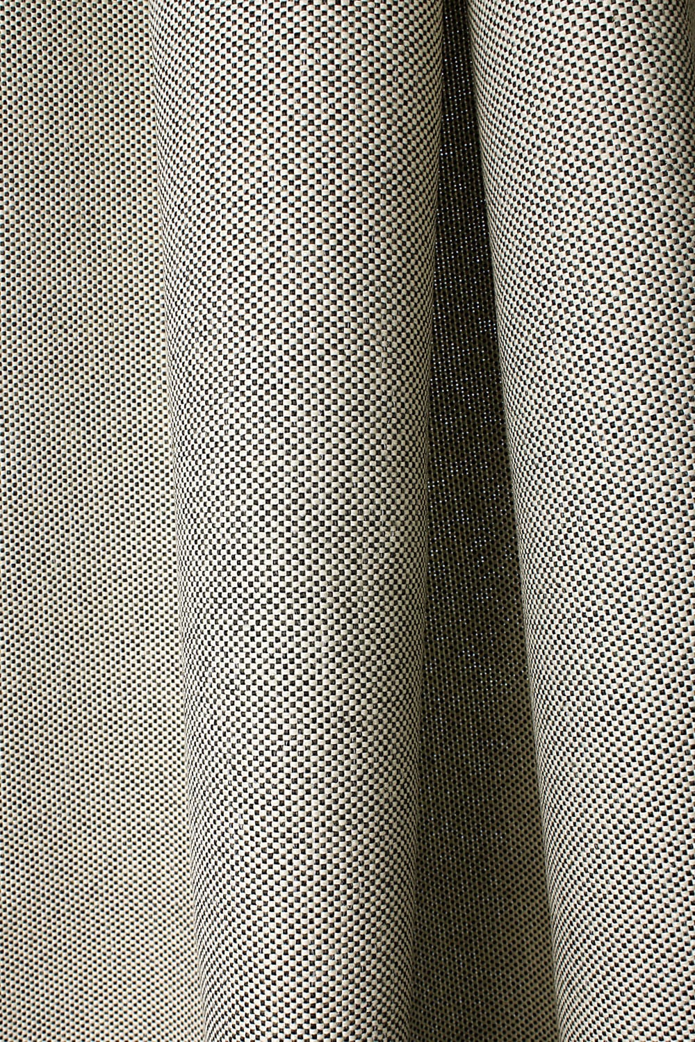 Stoffqualität „Tony“: Die Struktur aus natur- und anthrazitfarbenen Schuss- und Kettfäden ähnelt einer Leinwand