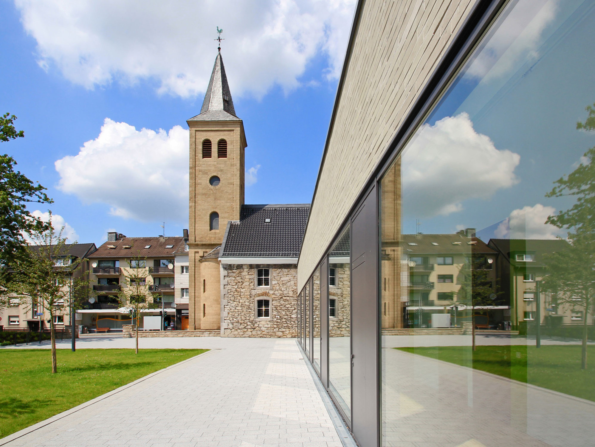 Statt Naturstein wählten die Architekten Kolumba-Ziegel als Fassadenmaterial