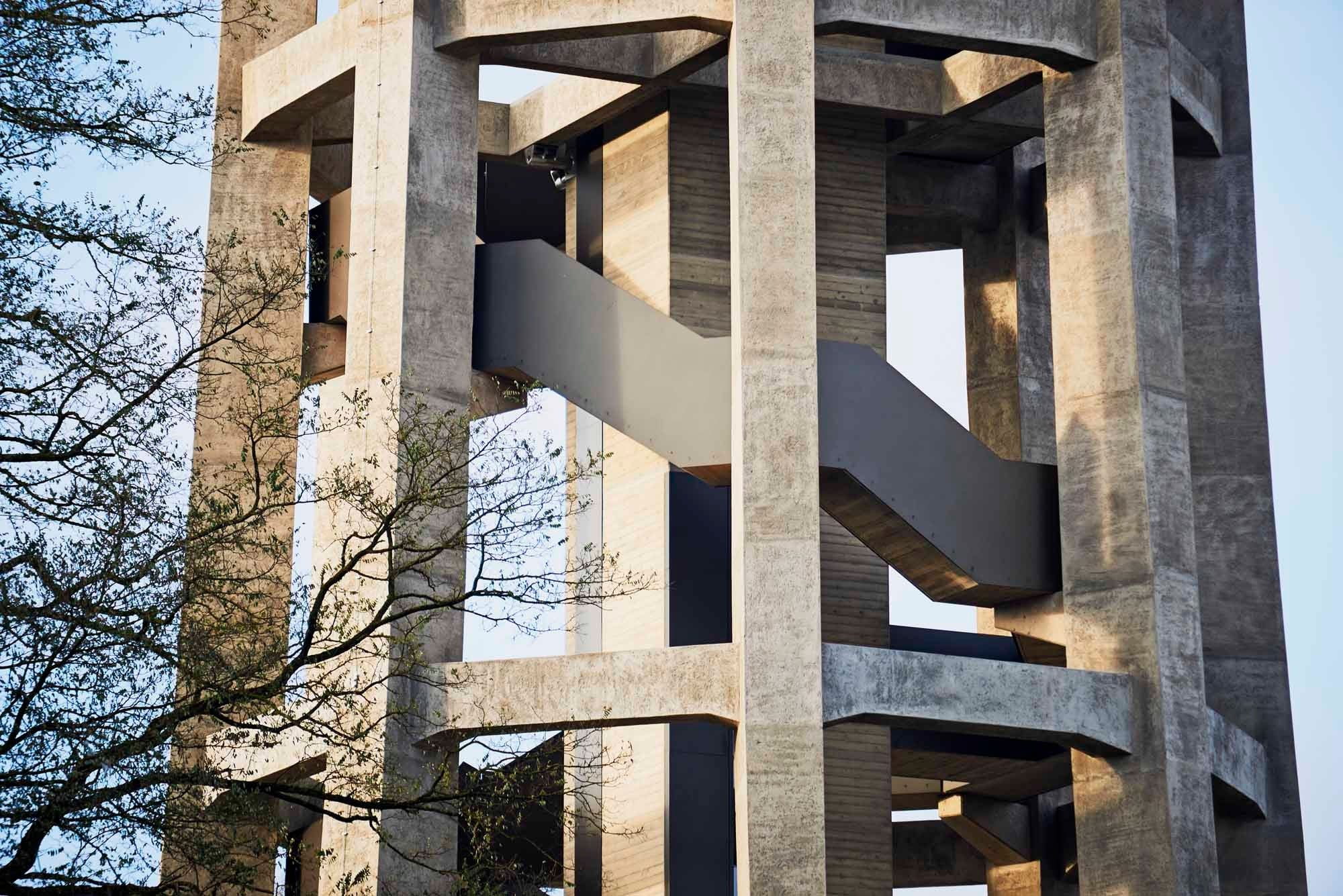 Aufzugschacht und Treppe sind passgenau in die Turmkonstruktion eingefügt