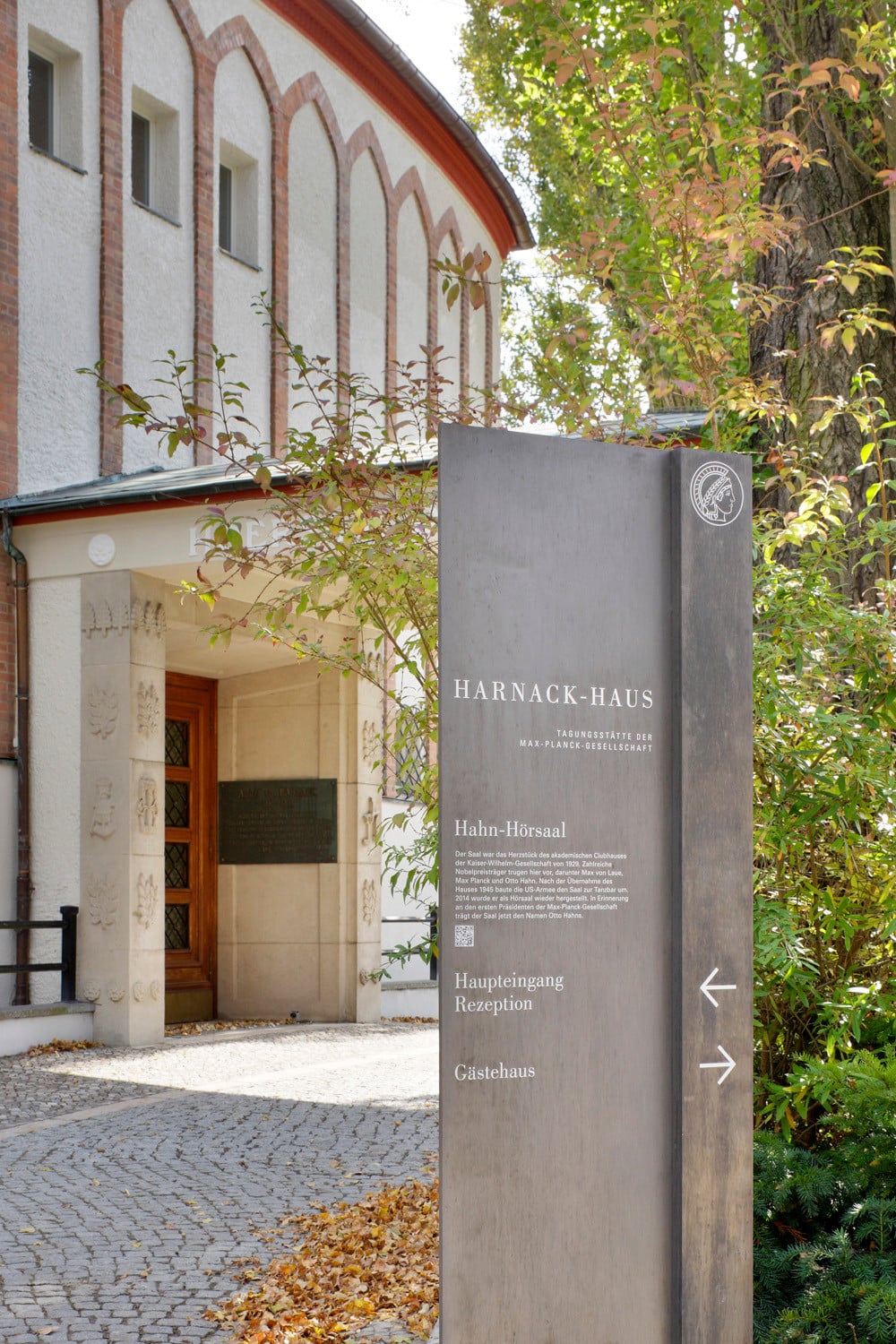 Eingangsstele: Die Signaletik folgt den Richtlinien zur Gebäudekennzeichnung der Max-Planck-Gesellschaft