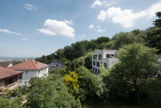 Das Wohnhaus liegt am oberen Rand des Hanges mit Blick auf den Stuttgarter Talkessel (Nordwestansicht)