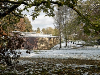 Das Hortgebäude ist eingebettet in Park- und Sportanlagen 