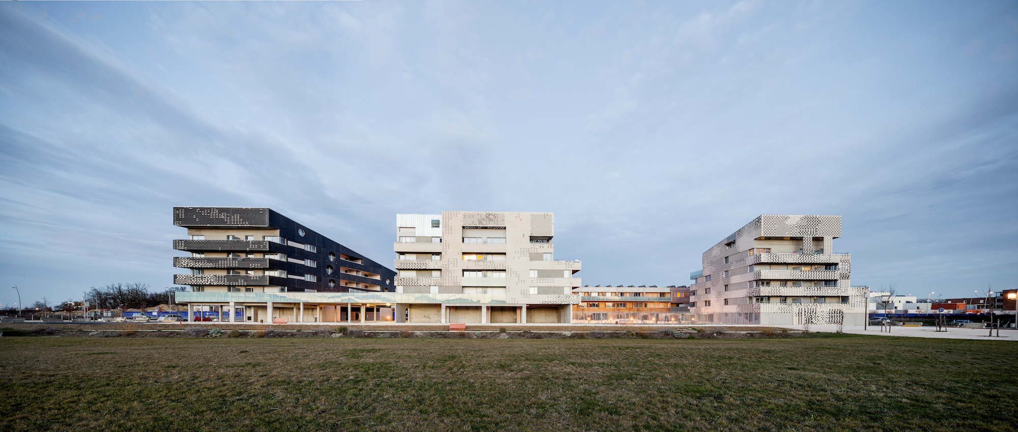 Die Architekten formulierten für jedes Gebäude eine Funktion sowie einen Bezug zur Umgebung und übertrugen diese auf die Fassaden