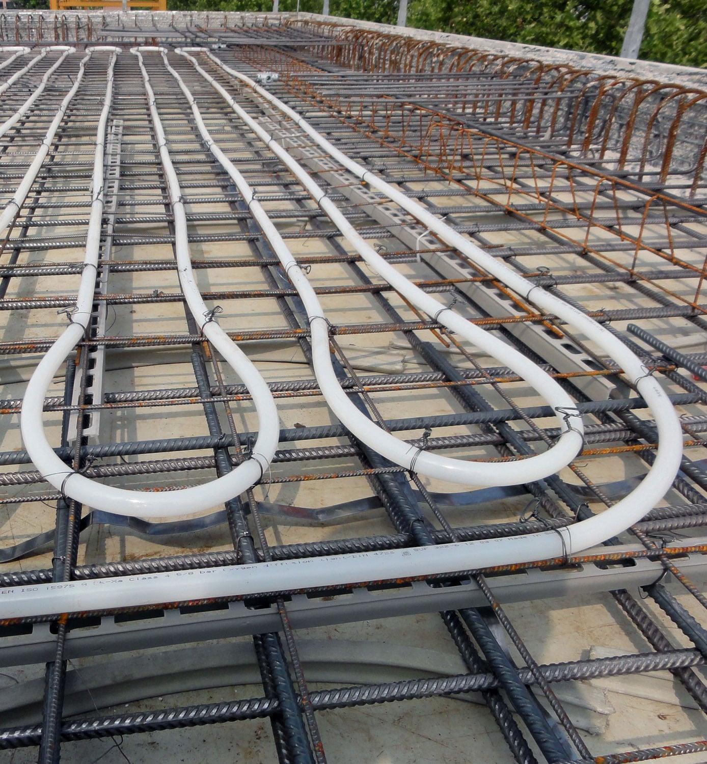 Bauteilaktivierung nutzt die Eigenschaften von Beton als massive und großvolumige Heizflächen im Winter und zur Klimatisierung im Sommer