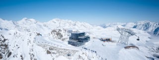 Fest im Permafrostboden verankert, liegt das Bergrestaurant am Gipfel des Gaislachkogls auf 3.054 Metern Höhe