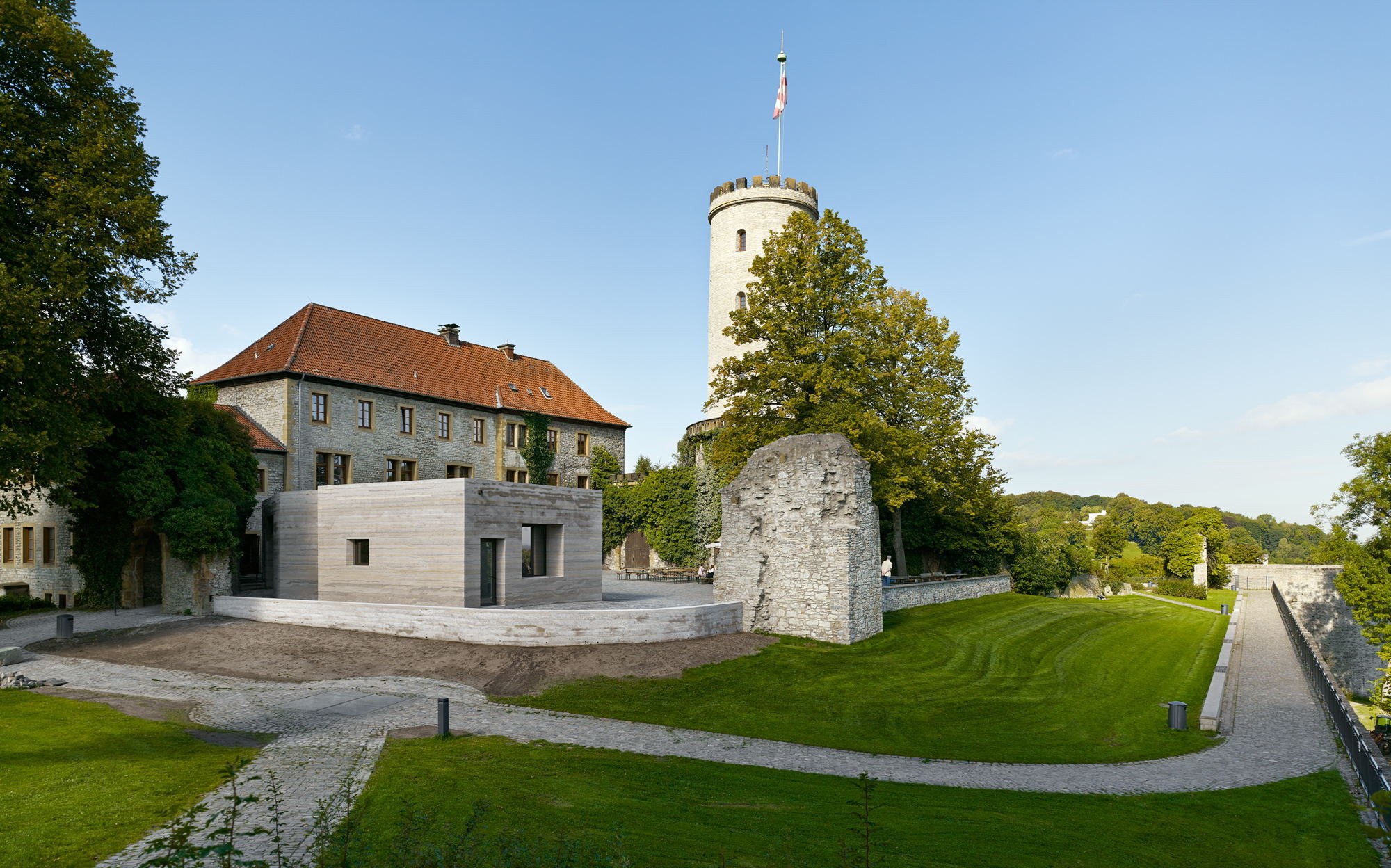 Das Besucherzentrum sorgt für eine räumliche Fassung des Burghofes